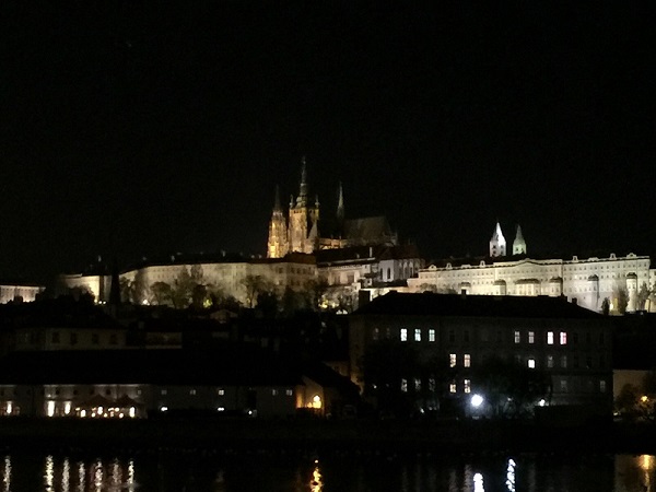 Prague Castle at night.jpg